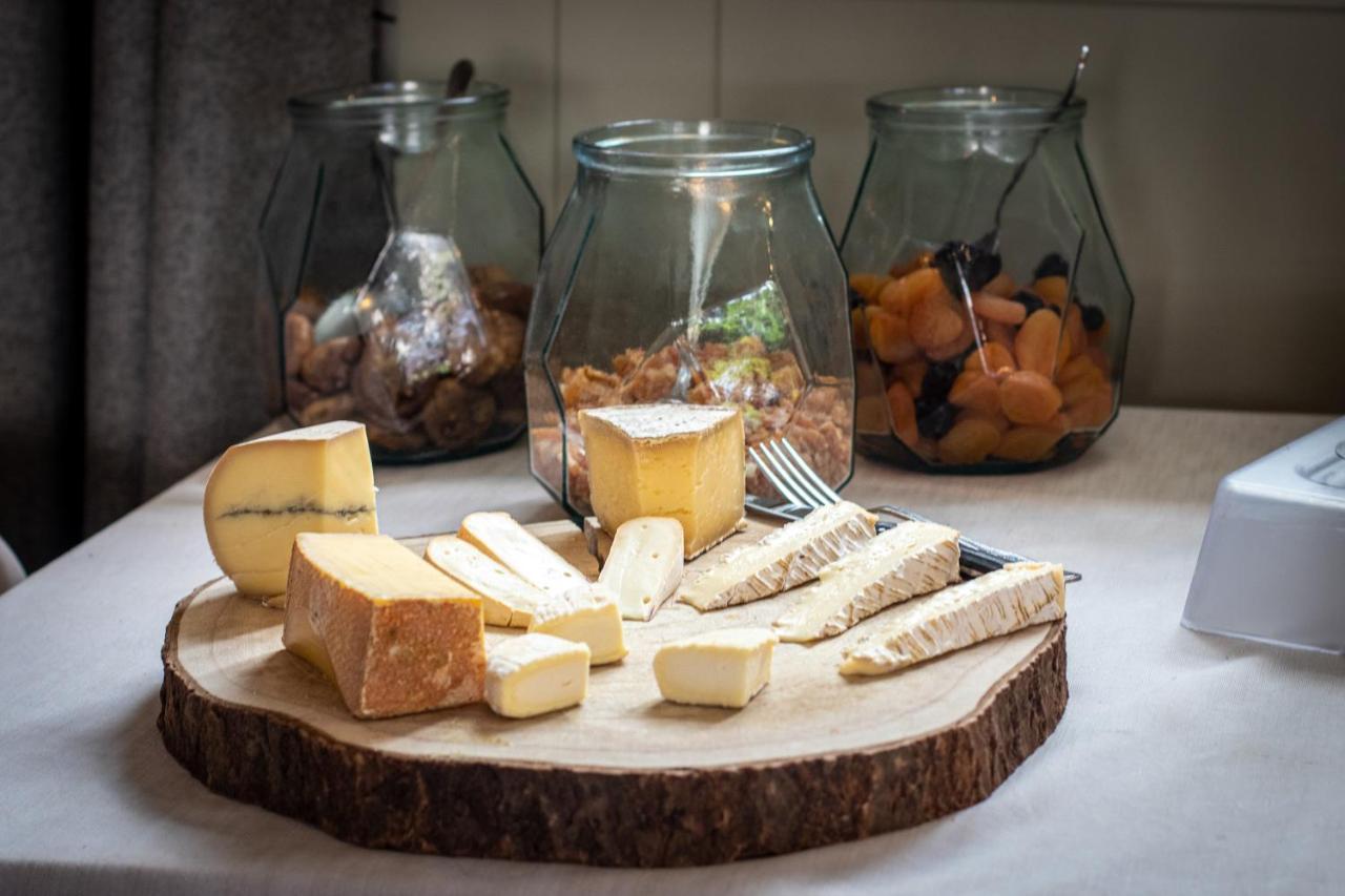 Logis Hotel Tante Yvonne & Son Restaurant Semi-Gastronomique - Lyon Nord Quincieux Екстериор снимка