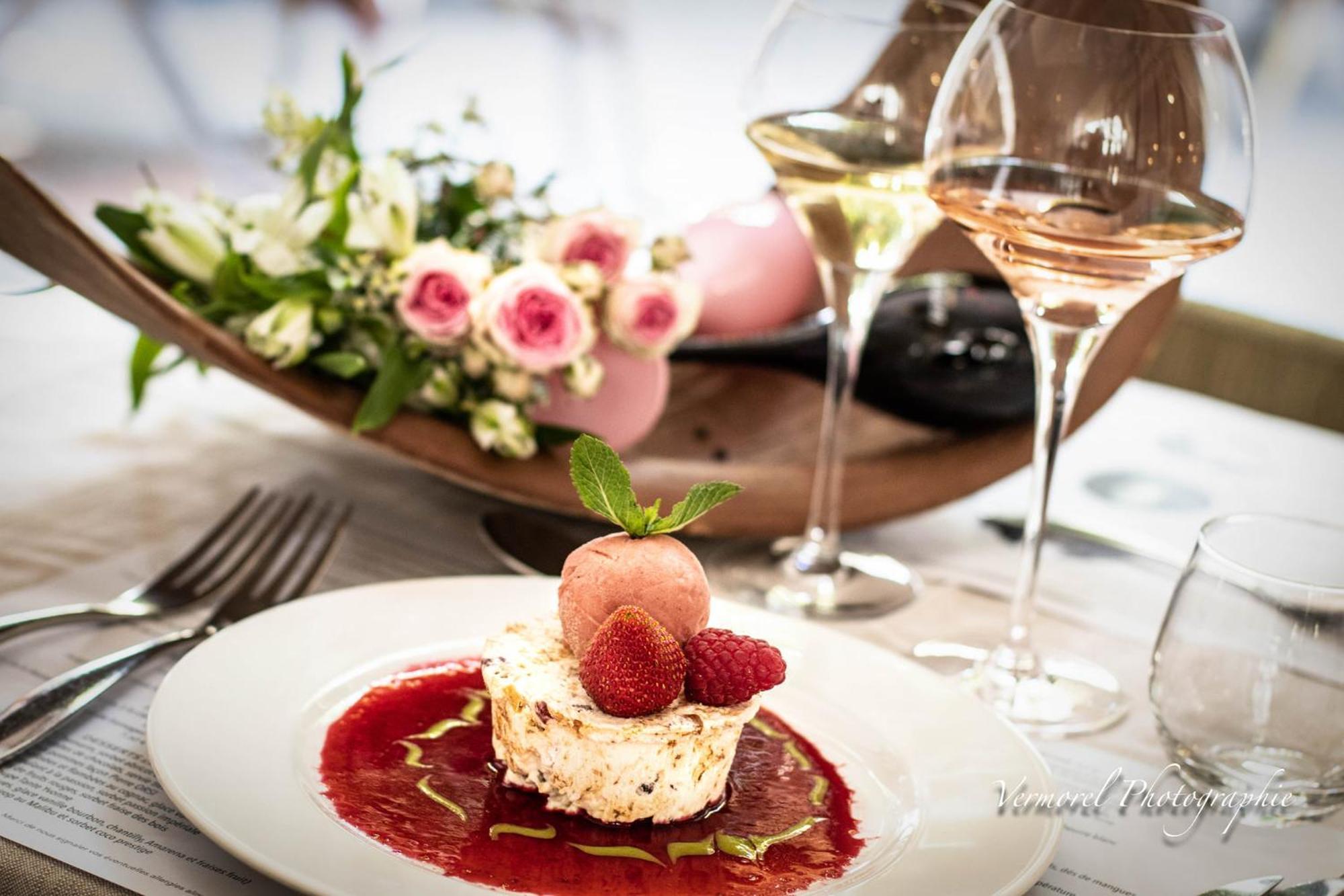 Logis Hotel Tante Yvonne & Son Restaurant Semi-Gastronomique - Lyon Nord Quincieux Екстериор снимка