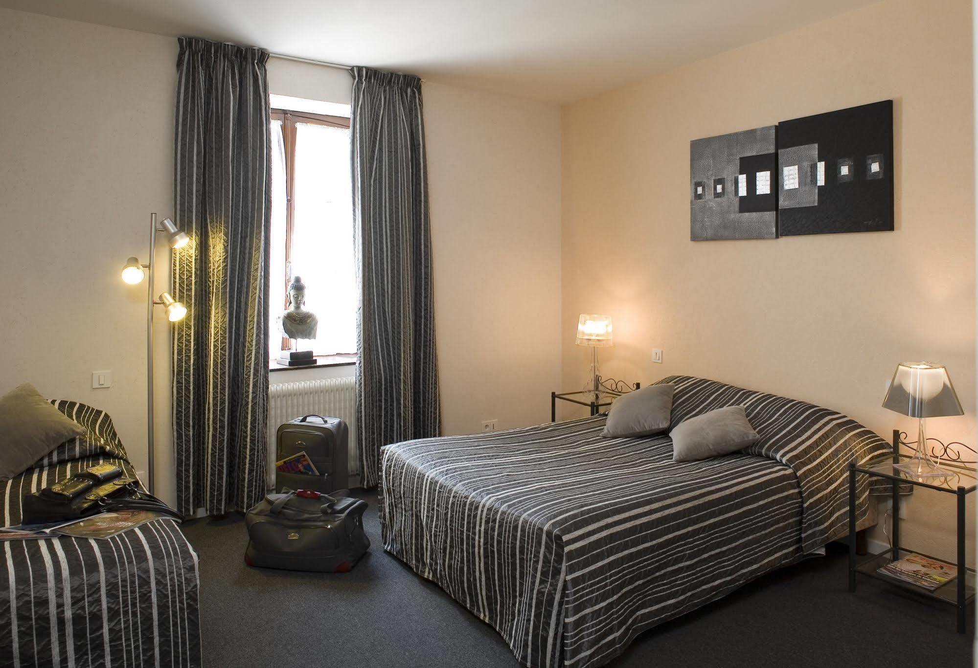 Logis Hotel Tante Yvonne & Son Restaurant Semi-Gastronomique - Lyon Nord Quincieux Екстериор снимка