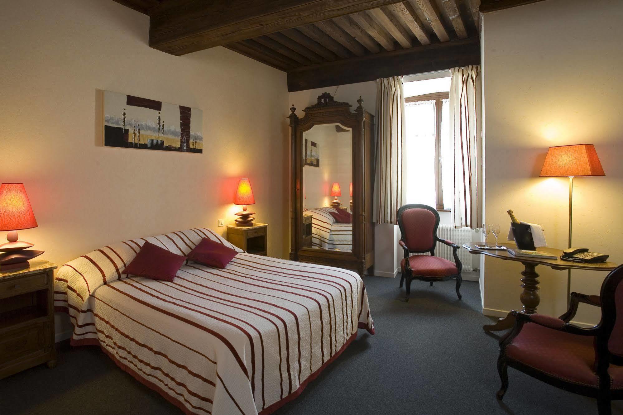 Logis Hotel Tante Yvonne & Son Restaurant Semi-Gastronomique - Lyon Nord Quincieux Екстериор снимка