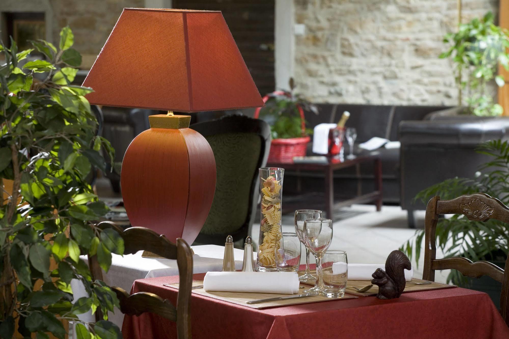 Logis Hotel Tante Yvonne & Son Restaurant Semi-Gastronomique - Lyon Nord Quincieux Екстериор снимка